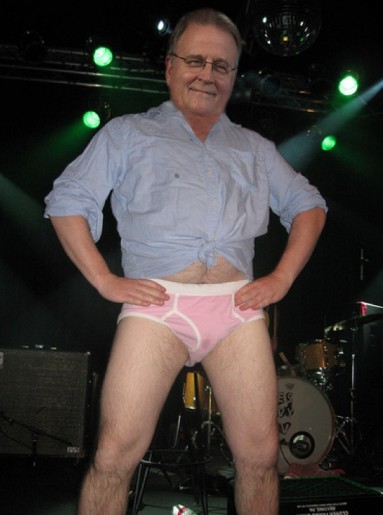 bobwoudstrarelaxingatthe19thholekaraokeclub